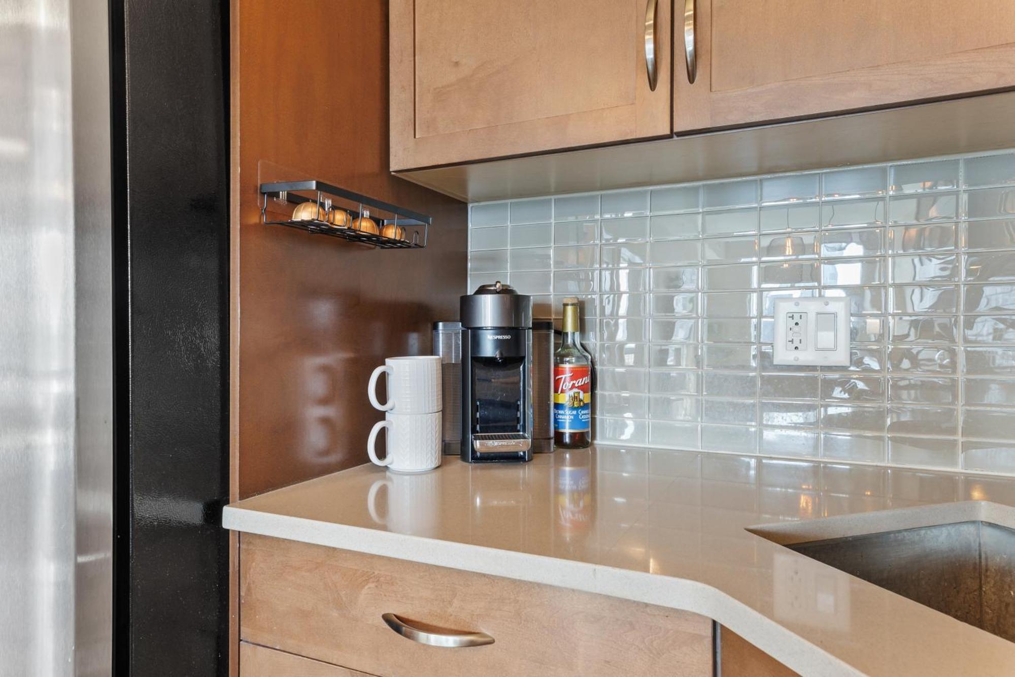 Heart Of Downtown Calgary Spacious Luxury Condo With Stunning Views And Premium Amenities Exterior photo